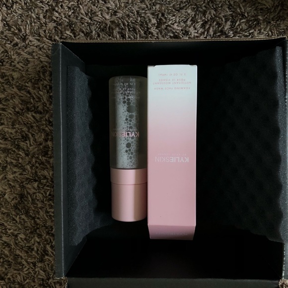 NIB Kylie Skin Foaming Face Wash - Picture 3 of 3